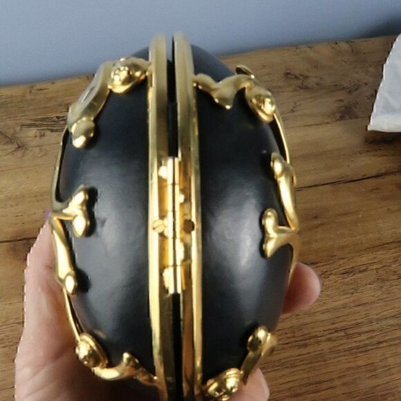 SALVATORE FERRAGAMO VINTAGE BLACK LEATHER & GOLD METAL EGG CLUTCH BAG W/TASSLE - Picture 5 of 6